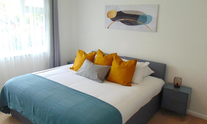 Brentwood Maison | Cosy Two Bedroom Bungalow in Hutton Brentwood with Free Parking & Garden