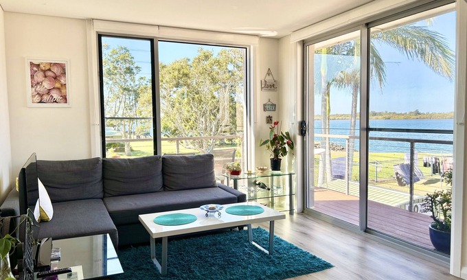 Ballina Appartement | Cosy unit with delightful park and water views. Perfect for a family holiday!
