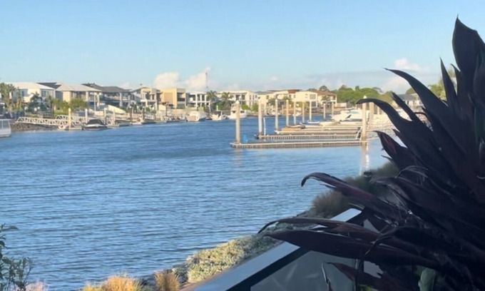 Gold Coast Villa | Cosy water front Villa in Hope Island