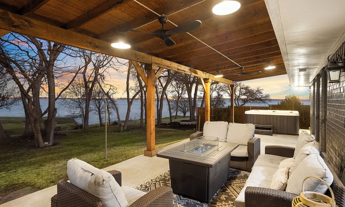Rowlett Maison | Cosy Waterfront Home