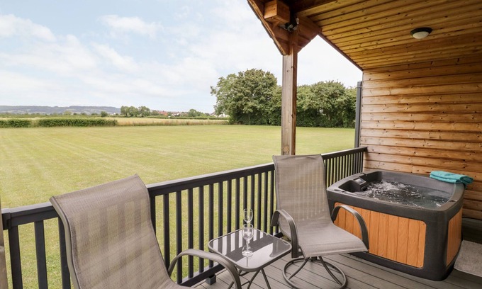 Bretforton Cottage | COTSWOLD VIEW 1, pet friendly, with hot tub in Honeybourne