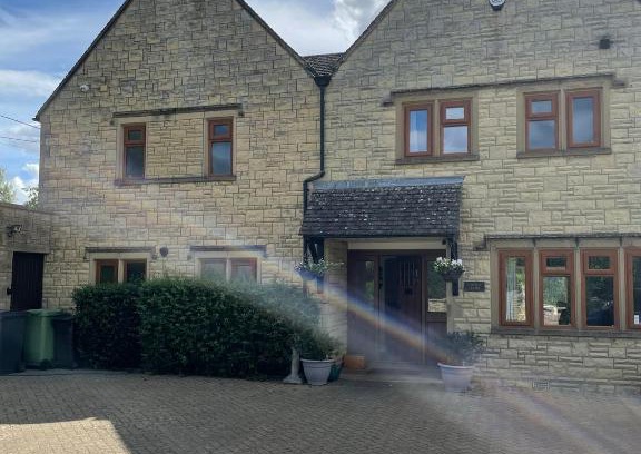 Bourton Maison | Cotswolds Luxury House in Central Bourton Large Sleeps 2-11. Pet Friendly.