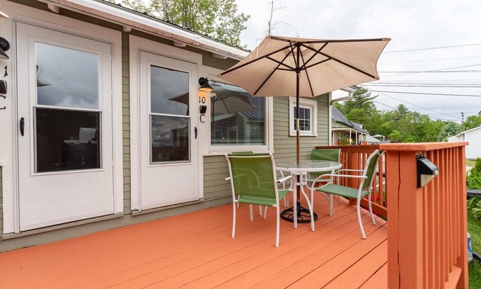 Weirs Beach Cabine | Cottage 10 Summary: S