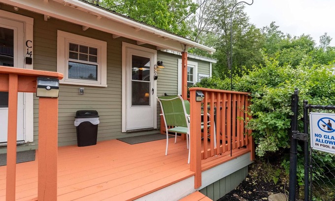 Weirs Beach Cabine | Cottage 12 Summary: A