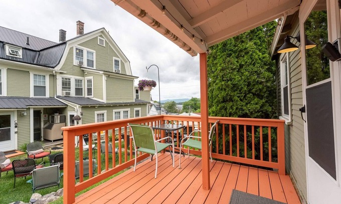 Weirs Beach Cabine | Cottage 14 Summary: A