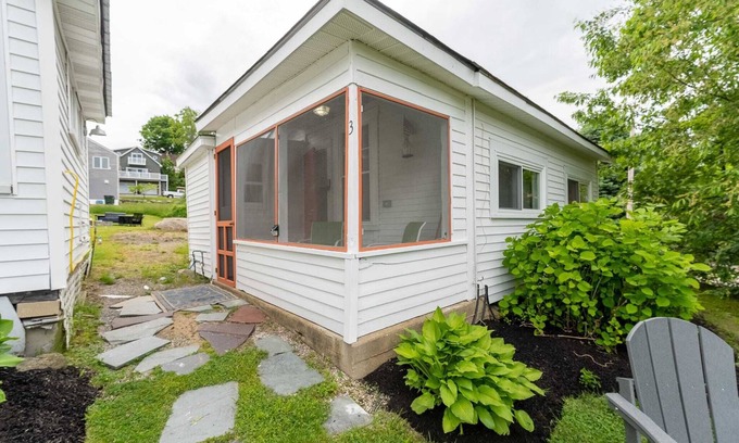 Weirs Beach Cabine | Cottage 3 Summary: Co