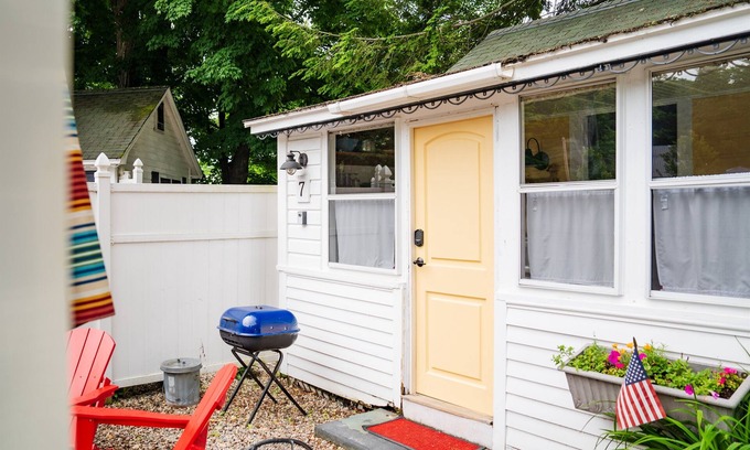 Wolfeboro Cottage | Cottage 7 - Year Round - Pet Friendly - Stand Alone 1 Bedroom / 1 Bath