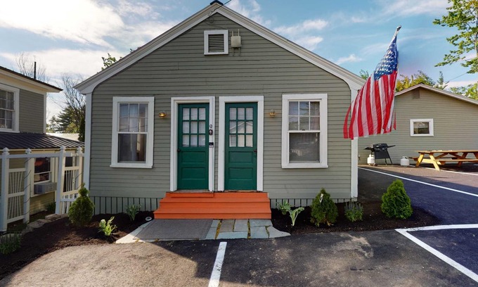 Weirs Beach Cabine | Cottage 9 The Space: