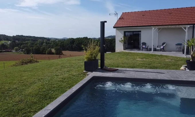 Laa-Mondrans Maison | Gîte entre mer et montagne avec piscine privée (et chauffée) - Vue Pyrénées