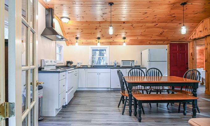 South Sanford Cabine | Cottage by the Pond – The Perfect Cozy Escape! Great for Couples and Families