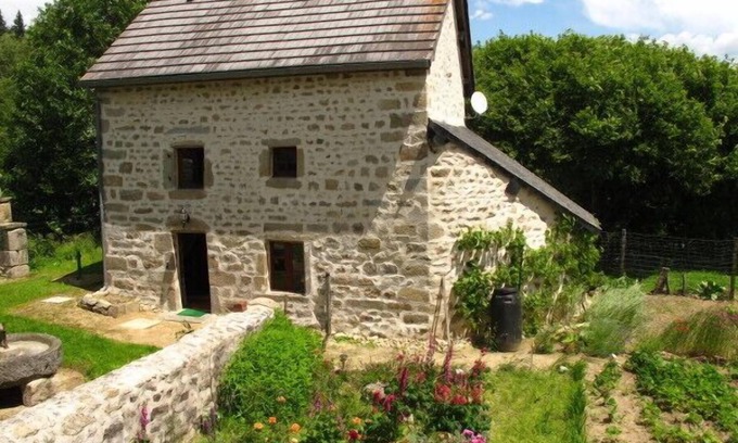 Saint-Yrieix-la-Montagne Cottage | Gîte couple+enfants sur domaine de 43 hectares avec un étang poissonneux de 3 ha