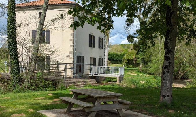 Saint-Maurice-des-Lions Cottage | Gîte au Moulin: confort moderne avec terrasse et WIFI