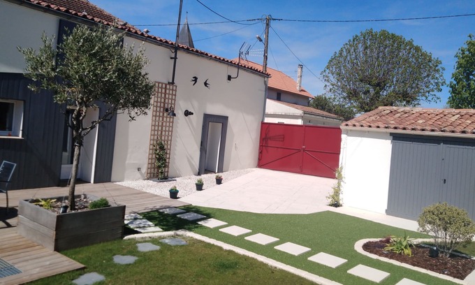 Villeneuve-la-Comtesse Maison | Un petit coin tranquille avec sa piscine accessible location de 10h00 à 19h00
