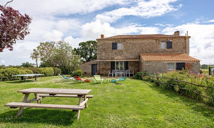 Le Bernard Cottage | Casita de campo 'Gite Le Figuier' con terraza privada, jardín privado y Wi-Fi
