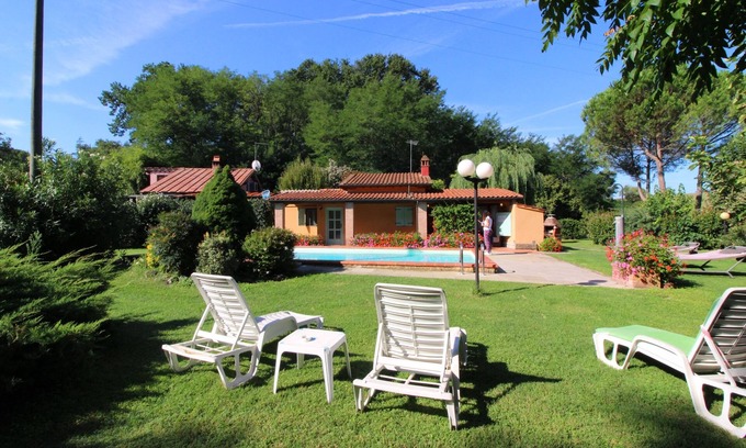 Bucine Villa | Maisonnette idéal pour les couples, grand jardin clos avec piscine privée. Animaux domestiques admis