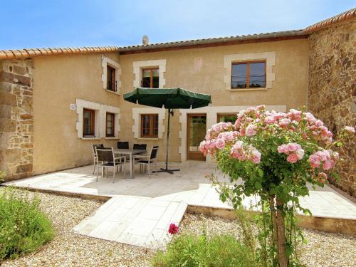 Roussines Maison | Cottage in Dordogne with Accessible Terrace