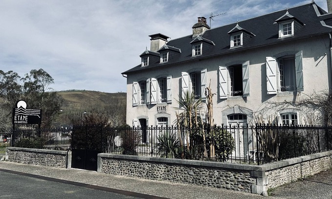 Aramits Maison | Gîte dans demeure ancienne "Etape En Barétous" avec terrasse privée, jardin privé et Wi-Fi