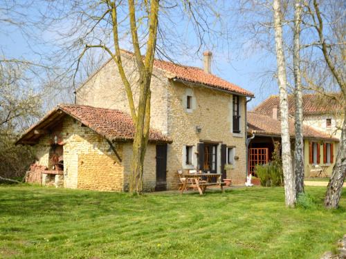 Saint-Jean-de-Sauves Maison | Cottage in Saint-Jean with Terrace