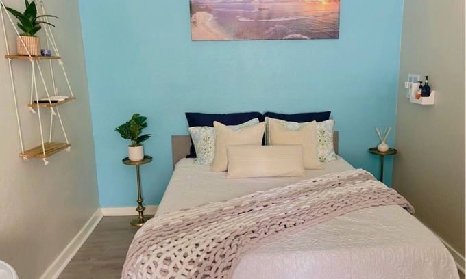 Parker Ridge Maison | Cottage in West Palm Beach with Wi-Fi, AC, workspace, completely private yard