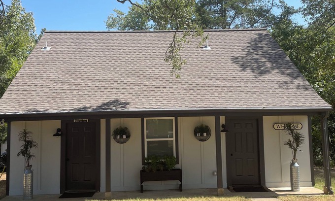 Hearne Cottage | Cottage just 30 minutes from Texas A&M, 15 minutes from Premiere baseball field