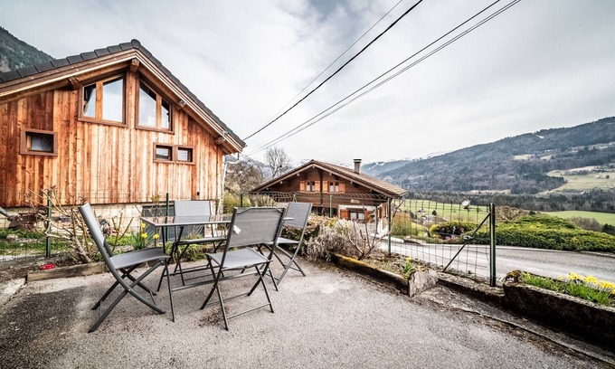 Taninges Cottage | La maison "La Ferme De La Plaigne" avec vue sur les montagnes, terrasse privée et Wi-Fi