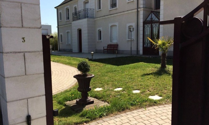 Saint-Cyr-sur-Loire Villa | Cottage La Villa Boléro Un Petit manoir, un lieu unique accueille les familles