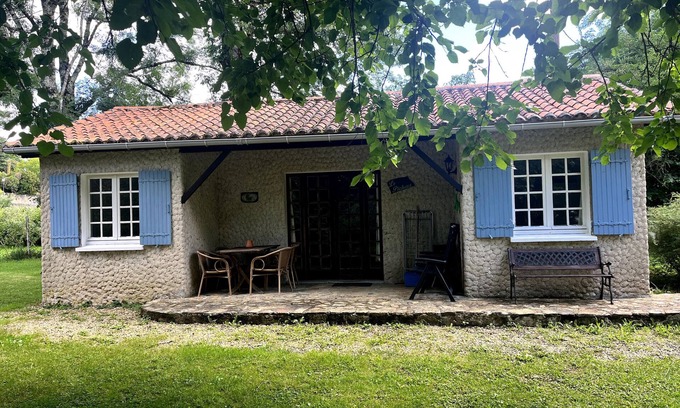 Varaignes Maison | Cottage 'Le Pêcheur' with Lake View, Shared Pool and Private Terrace