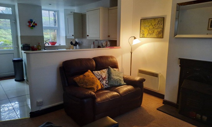 Beddgelert Cottage | Cottage sur les rives de la rivière Colwyn avec terrasse privée sur deux niveaux