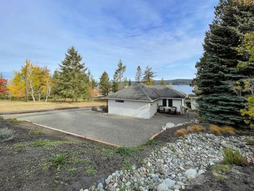 Sequim Maison | Cottage on the Bay- Hot Tub, Beach, Dock, Kayaks