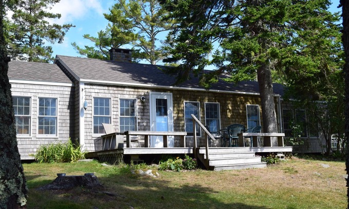 Spruce Head Cottage | Cottage sur la côte du Maine avec une vue imprenable et 245 pieds de front de mer de sable