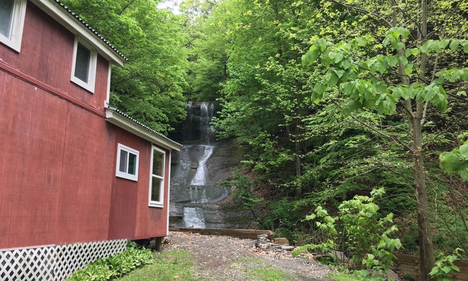 Homer Cottage | Cottage Surplombant la cascade privée, à 100 mètres de Level Beach. 1 BR w / loft