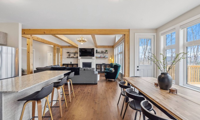 Dwight Maison | Cottage Retreat near Algonquin Park, Skiing, Hiking and Golfing with Game Room.