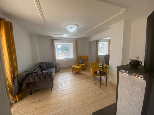 Lupburg Maison | Cottage Sleeps 6 with Parking
