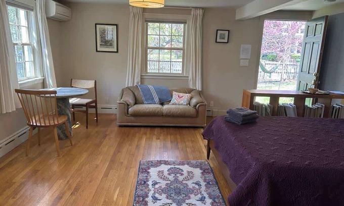 Concord Appartement | Cottage Suite "A" - Walk to Shops, Train, History