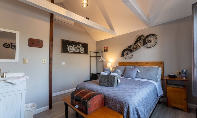 Alton Bay Cabine | Cottage with Lake Views & Access Now featuring AC Wi-FI and TV