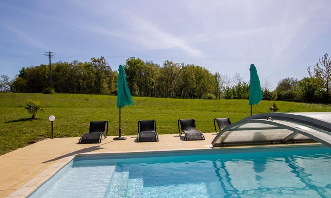 Naussannes Cottage | Gîte avec étang privé, piscine partagée et WiFi en Dordogne