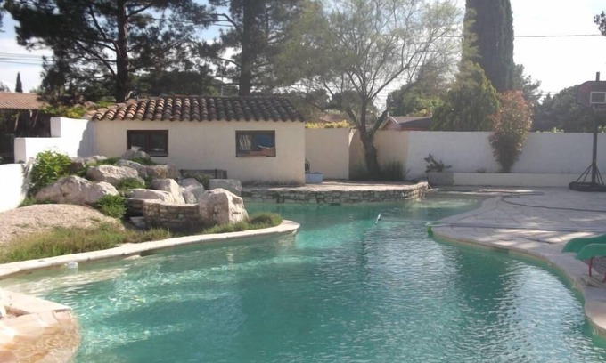Pertuis Maison | Gite avec jardin privatif arboré dans propriété avec piscine