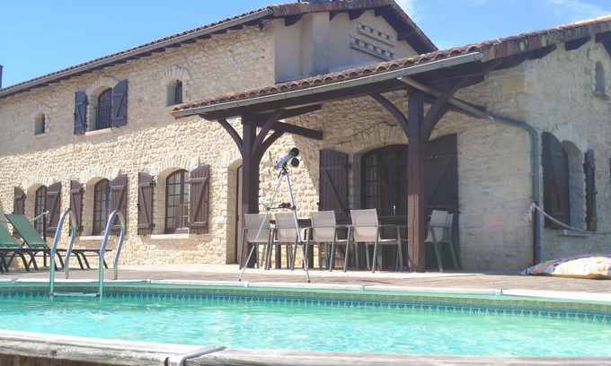 Marthon Cottage | Évasion Champêtre : Maison de Campagne et piscine