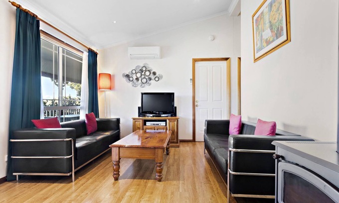 Lovedale Cottage | Blaxland's Cottage - Uniquely perfect, historic cottage! - Historic 2 bedroom cottage on vineyard