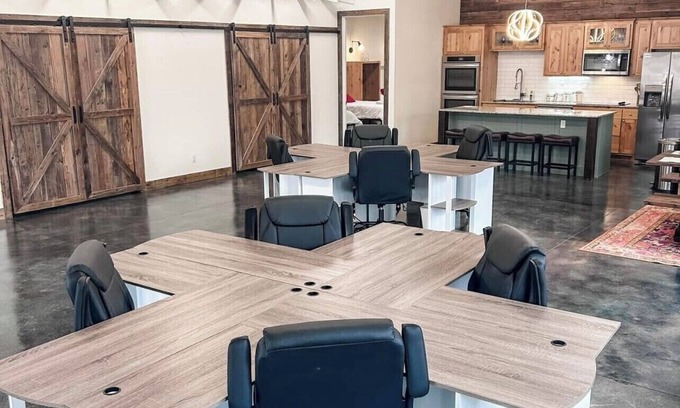 Sand Springs Appartement | Brand New 2400sf Retreat Center in Sand Springs Sleeps 8-Book Your Getaway Now