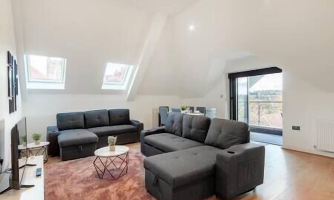 Coulsdon West Appartement | Coulsdon -Entire 3BR Flat, Covered Balcony - Walk to Station