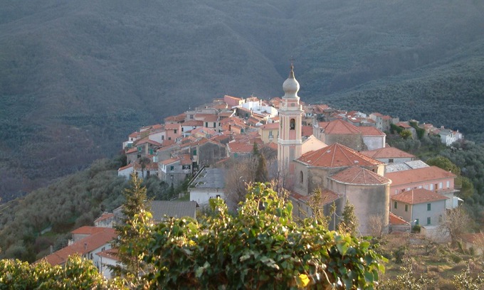 Torria Maison | Maison de campagne avec terrasse donnant sur les collines et les Alpes à couper le souffle