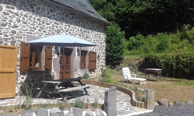 Egliseneuve-d'Entraigues Maison | Maison atypique, chaleureuse, tout confort, grand jardin, ping-pong, cinema..