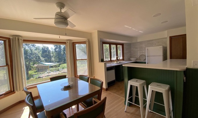 Saunderstown Maison | Country Beach Hideaway -10 min to Narragansett/Newport and beautiful RI beaches!