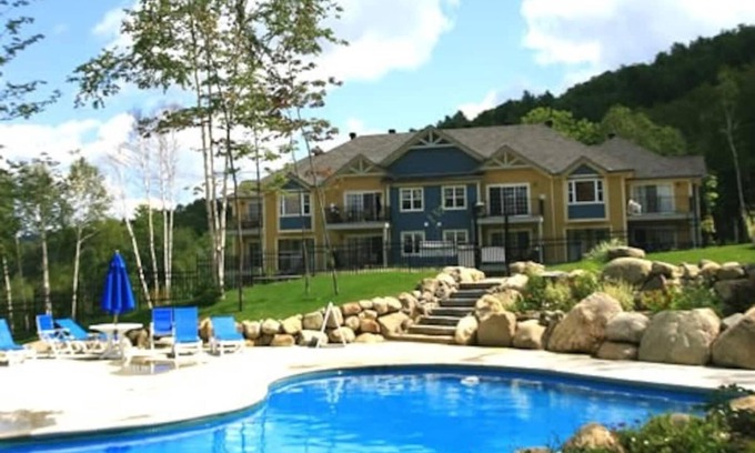 Saint-Faustin-Lac-Carre Copropriété | Ski-in/Ski-out: Country charm, with the amenities of condo village at your feet