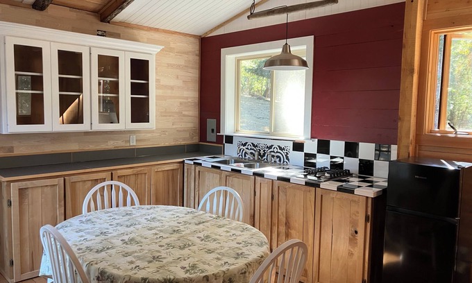 Eugene Cabine | Country cabin just 15 minutes from Hayward. Open for NCAAs and Olympic Trials!