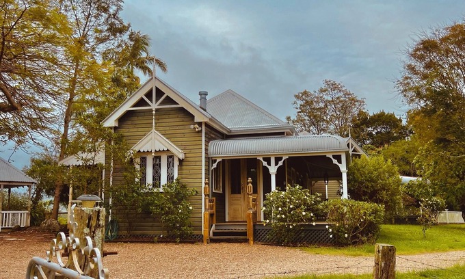 Ewingsdale Autre | Country charm, exclusive farm retreat - 3 houses (21 pax) 7 minutes to Byron Bay