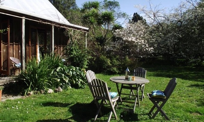 Tararua Forest Park Cottage | Country Charm: maison de Location vacances tranquille