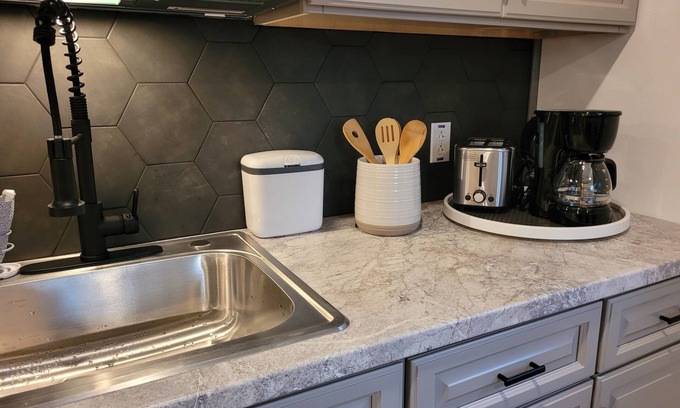 Blodgett Mills Appartement | Country Chic Studio, pet friendly, Free laundry & housekeeping, midterm rental!