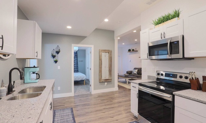 Dayton Triangle Maison | Esta casa es de 8 dormitorio (s), 4 baños, ubicada en Denver, CO.